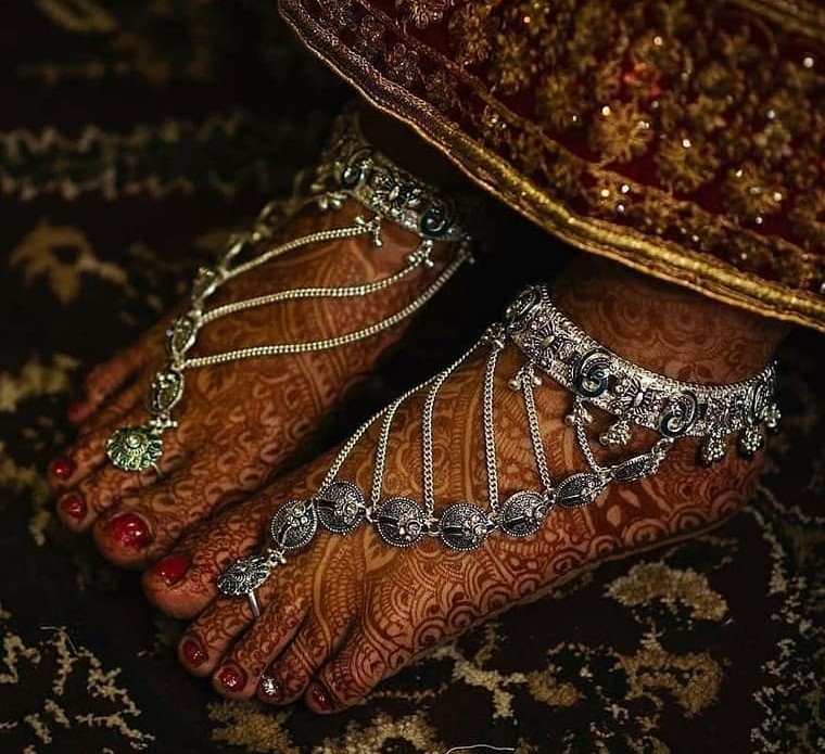 Silver anklets designs for bride with price discount