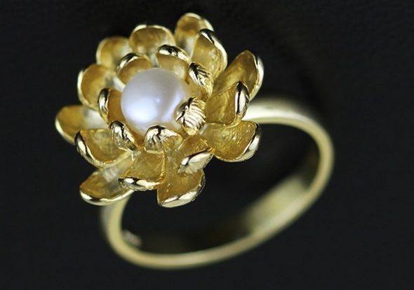 gold ring flower design