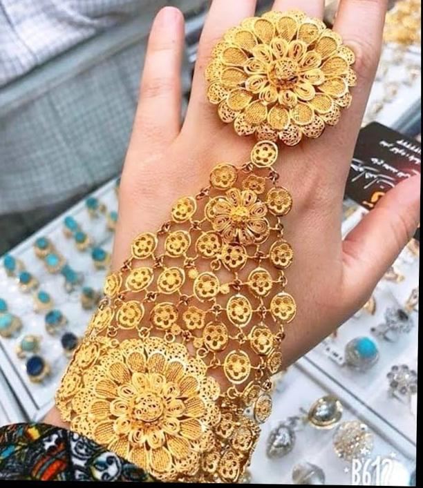 ♡Lovely girls house♡】Simple Heart Pendant Chain Bracelets Link Connected  Gold Metal Wide Finger Ring Bracelet for Women | Lazada