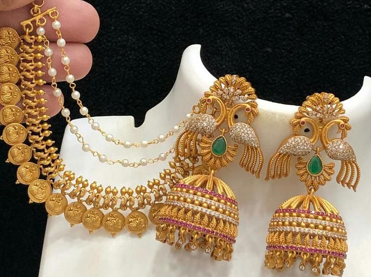 Aggregate 158 earrings chain designs in gold latest  seveneduvn