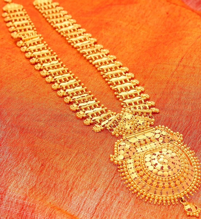 Gold chandan haar with pendant