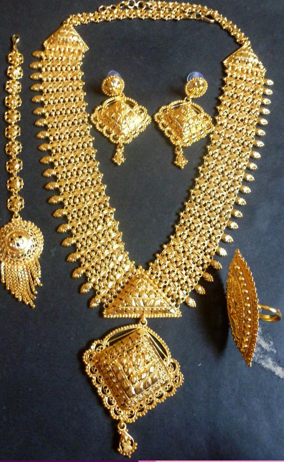Gold chandan haar with pendant 
