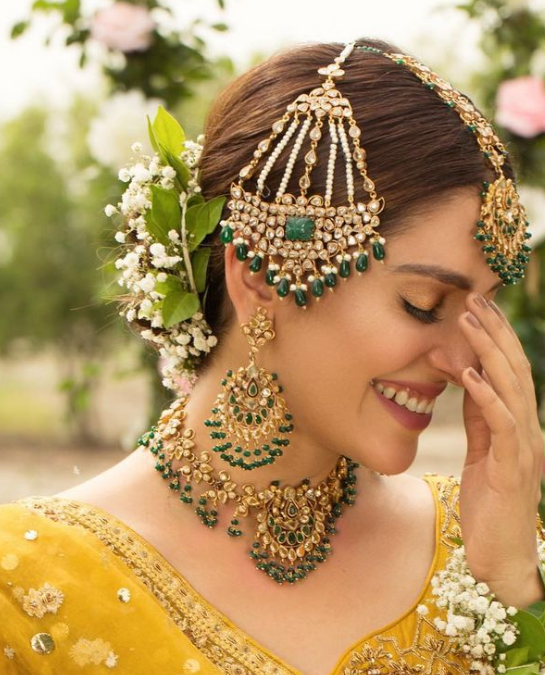 Emerald and kundan studded passa jhoomar jewellery