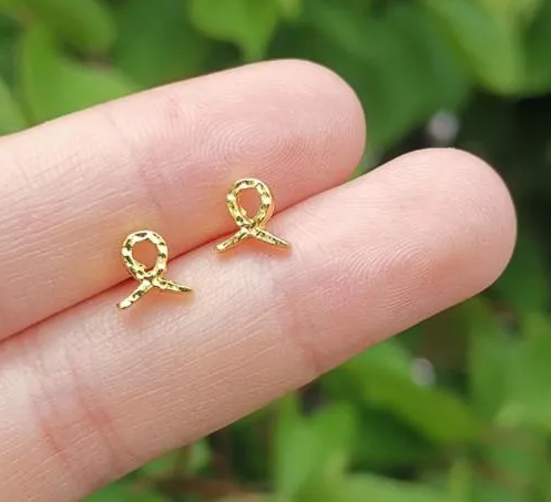 Cute gold earrings shop design
