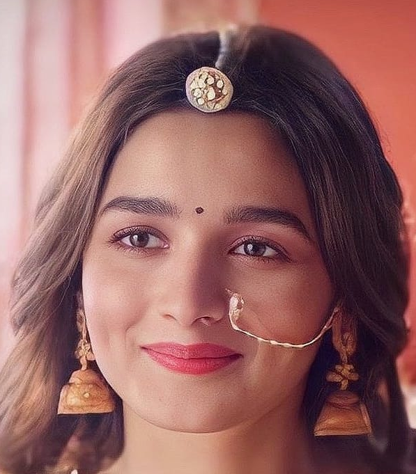 Alia Bhatt shines as bright as her solitaire ring in her latest Instagram  post : Bollywood News - Bollywood Hungama